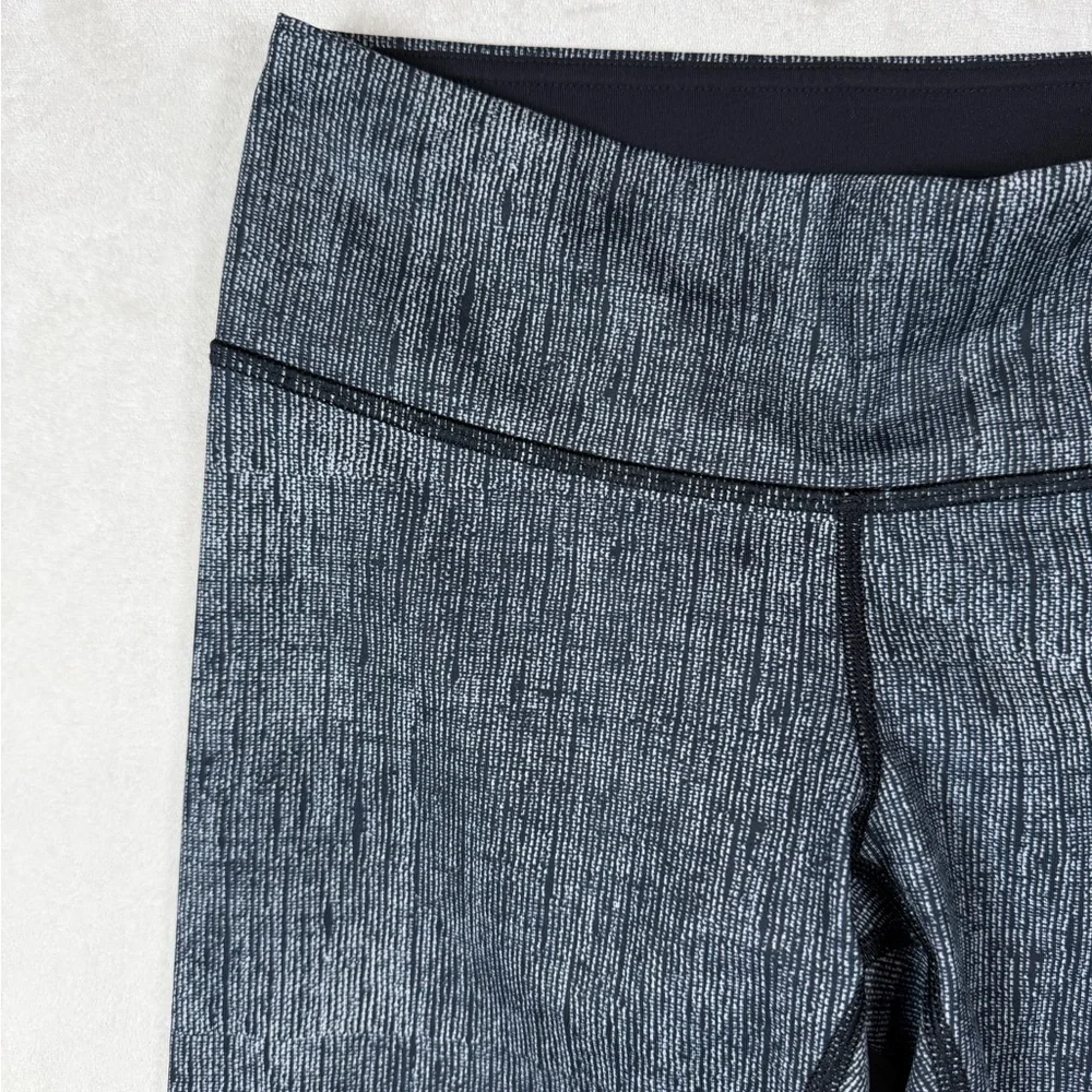 Lululemon Athletica Size 4 Black and Gray Crosshatch Align Cropped Leggings